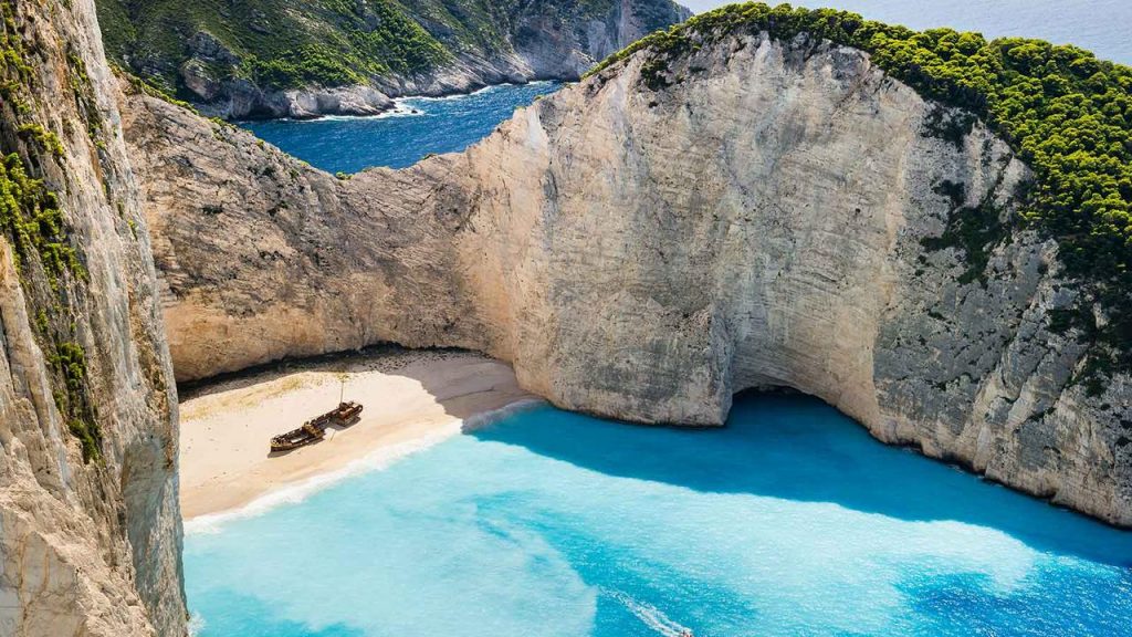 plaja Navagio este considerata printre primele zece plaje naturale, cele mai frumoase ale Greciei.