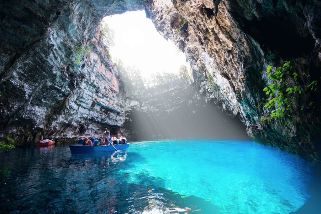 Lacul Melissani este un fenomen geologic unic, format prin procesul de carstificare, unde apa patrunde in calcar, erodeaza si creaza gropi. 