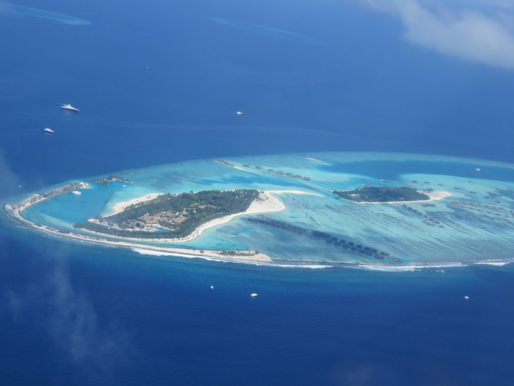 Maldive - insula vazuta din avion