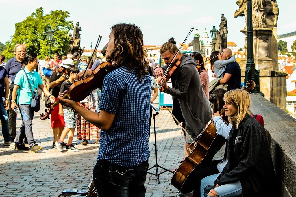 Artisti pe Charles Bridge