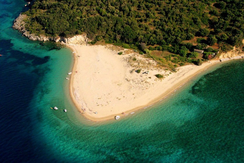 Navigand pe marea Ionica, intr-o excursie in Zakynthos de neuitat, descoperiti cele mai frumoase si fermecatoare locuri ale insulei Zakynthos. 