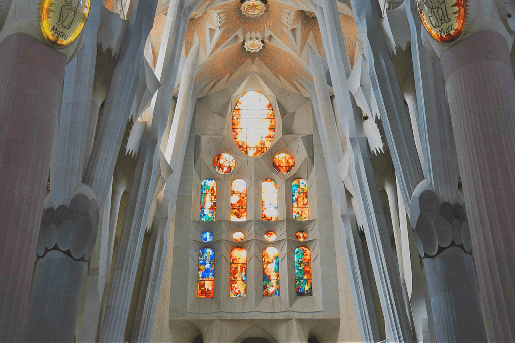 Obiective turistice Barcelona - Sagrada Familia Interior