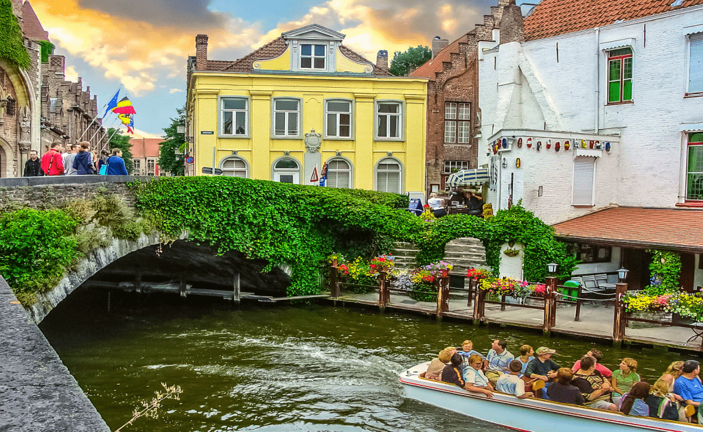 Obiective turistice Bruges - plimbare cu barca pe unul dintre canale