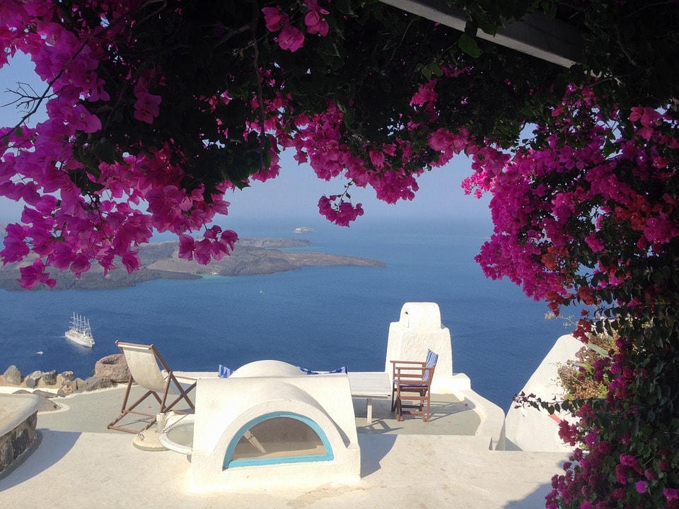 Santorini - destinatii pentru luna de miere Europa-min